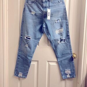 Women jeans. High Rise Mom Ripped Straight Jean.
100% Cotton